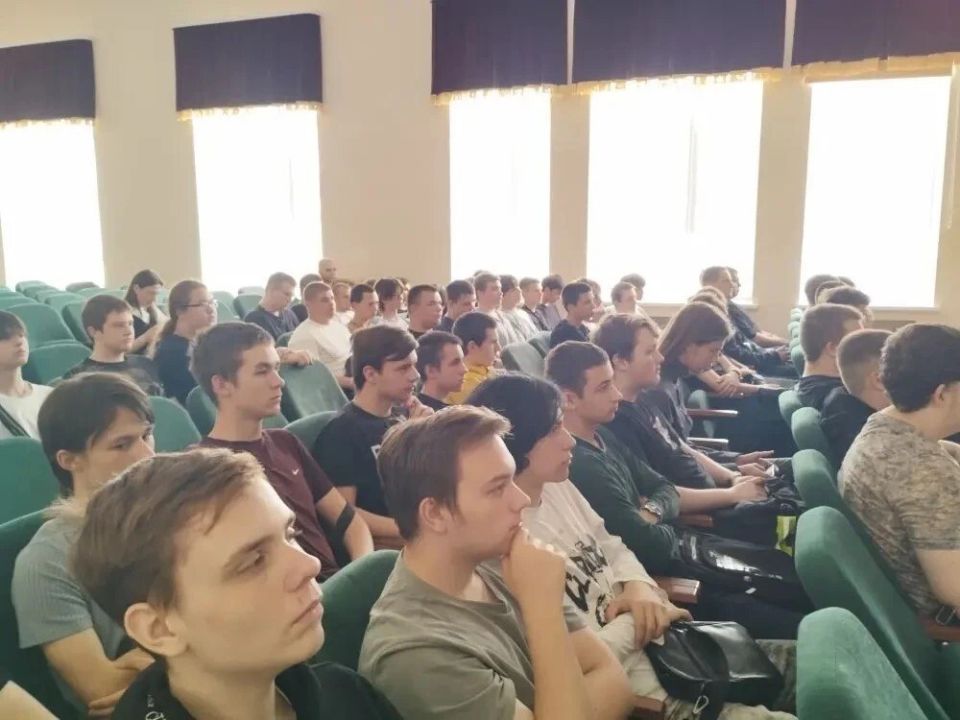 В Белгородском машиностроительном техникуме состоялись тематические занятия «Разговоры о важном», приуроченные к 70-летию Дня строителя В Белгородском машиностроительном техникуме состоялись тематические занятия «Разговоры о важном», приуроченные к 70-летию Дня строителя