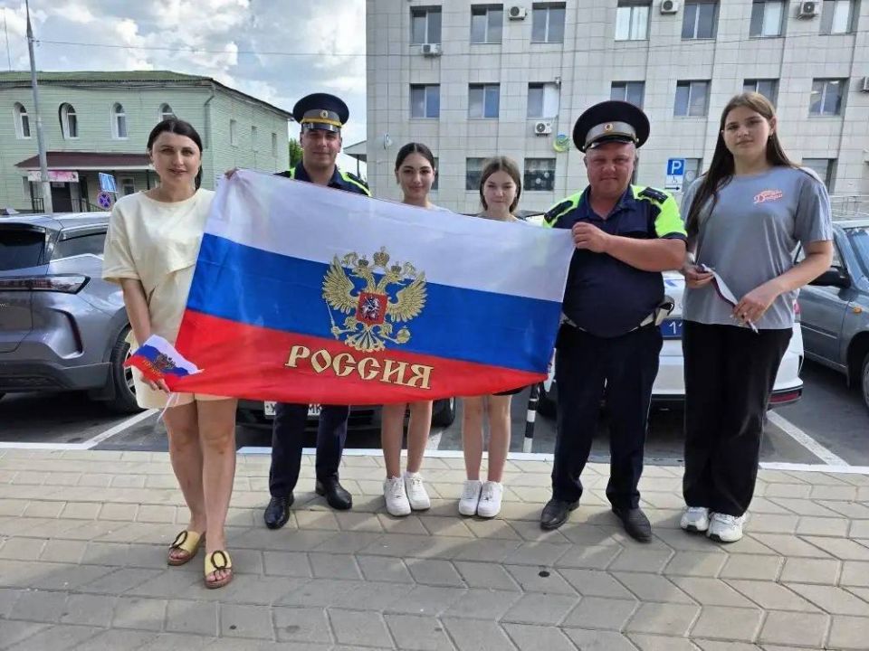 Здравствуйте. Поздравляем Вас с Днем России! Этот государственный праздник является символом национального единства и нашей общей ответственности за будущее страны В честь этого события в городе Короча сотрудники... Здравствуйте. Поздравляем Вас с Днем России! Этот государственный праздник является символом национального единства и нашей общей ответственности за будущее страны В честь этого события в городе Короча сотрудники...