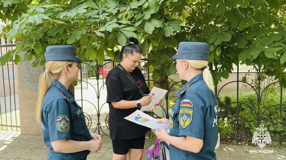 Сотрудники МЧС России приняли участие в акции «Российский триколор» Сотрудники МЧС России приняли участие в акции «Российский триколор»