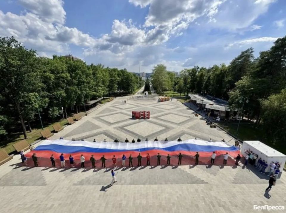 Белгородцы развернули 30-метровый триколор в парке Ленина Белгородцы развернули 30-метровый триколор в парке Ленина