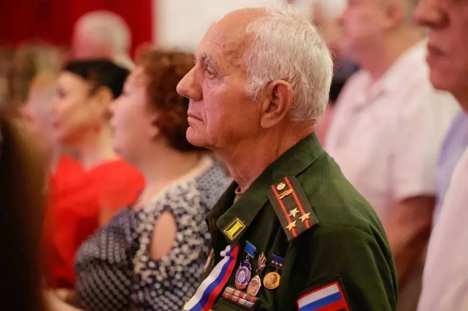 Врио губернатора региона Александр Шуваев вручил государственные награды белгородцам Врио губернатора региона Александр Шуваев вручил государственные награды белгородцам