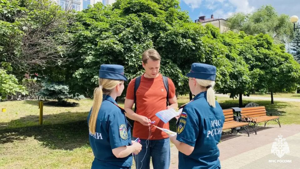 Сотрудники МЧС России приняли участие в акции «Российский триколор» Сотрудники МЧС России приняли участие в акции «Российский триколор»