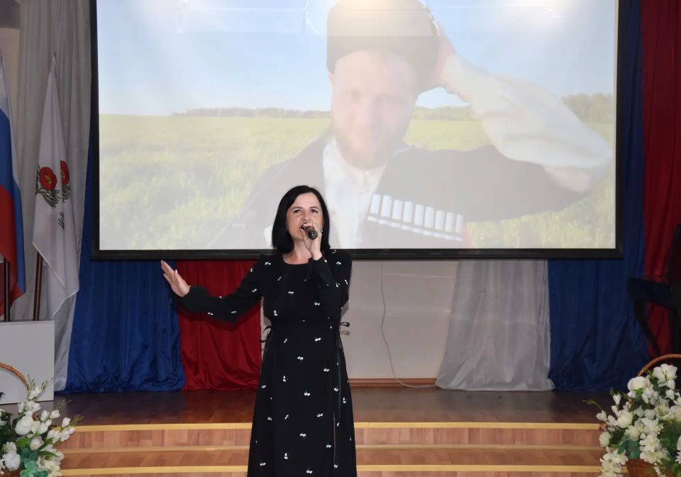 В малом зале Центра культурного развития прошло торжественное мероприятие «Моя Россия – моя судьба», посвящённое Дню России В малом зале Центра культурного развития прошло торжественное мероприятие «Моя Россия – моя судьба», посвящённое Дню России