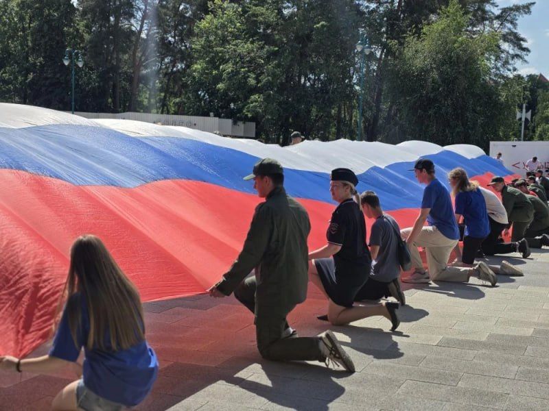 Сотрудники полиции приняли участие в патриотической акции «Триколор» Сотрудники полиции приняли участие в патриотической акции «Триколор»