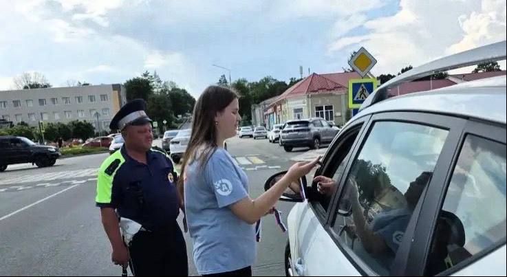 Здравствуйте. Поздравляем Вас с Днем России! Этот государственный праздник является символом национального единства и нашей общей ответственности за будущее страны В честь этого события в городе Короча сотрудники... Здравствуйте. Поздравляем Вас с Днем России! Этот государственный праздник является символом национального единства и нашей общей ответственности за будущее страны В честь этого события в городе Короча сотрудники...
