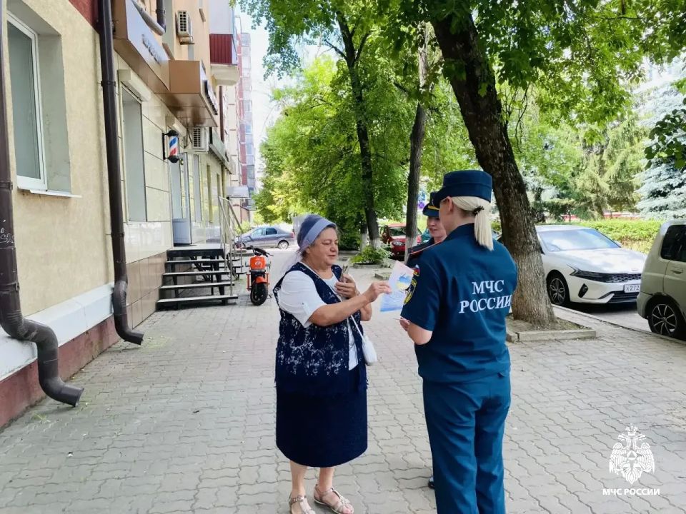 Сотрудники МЧС России приняли участие в акции «Российский триколор» Сотрудники МЧС России приняли участие в акции «Российский триколор»