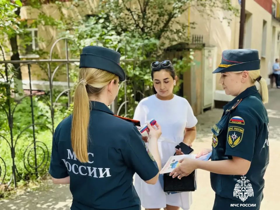 Сотрудники МЧС России приняли участие в акции «Российский триколор» Сотрудники МЧС России приняли участие в акции «Российский триколор»