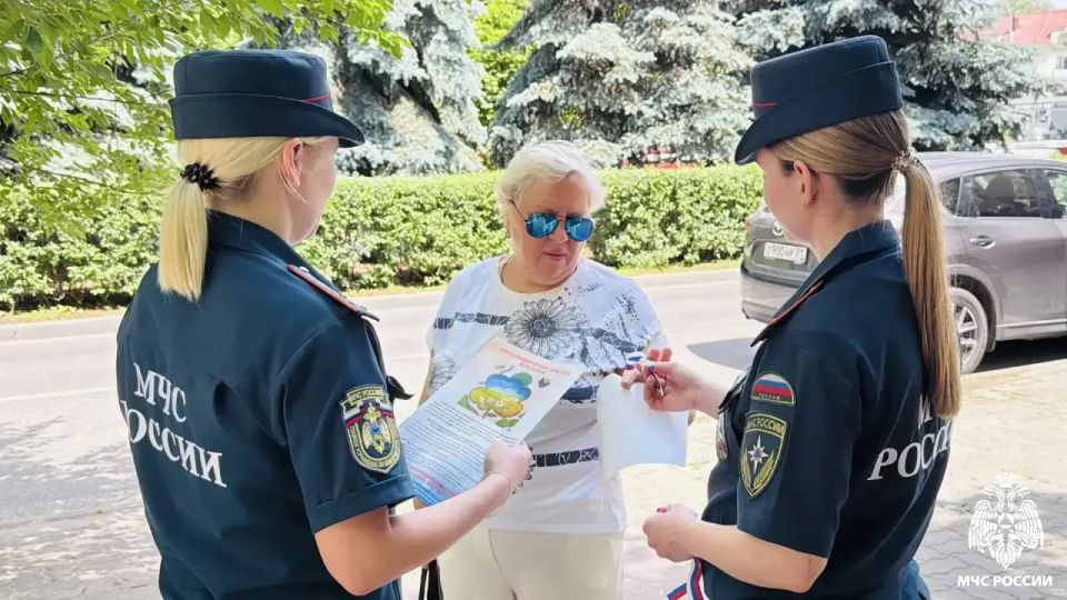 Сотрудники МЧС России приняли участие в акции «Российский триколор» Сотрудники МЧС России приняли участие в акции «Российский триколор»