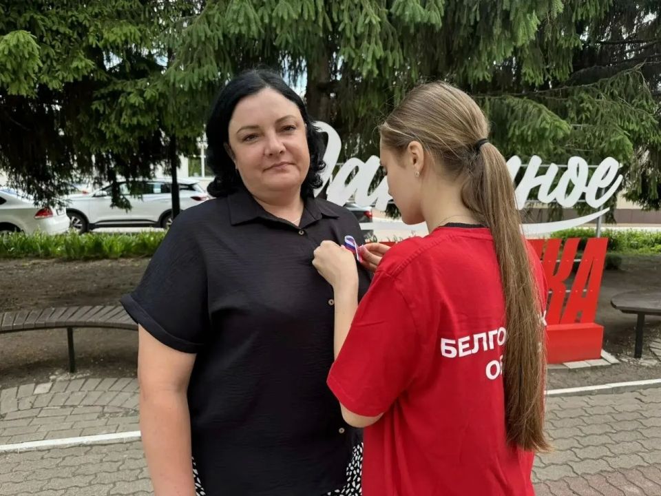 В Ракитянском округе прошла акция «Российский триколор» В Ракитянском округе прошла акция «Российский триколор»