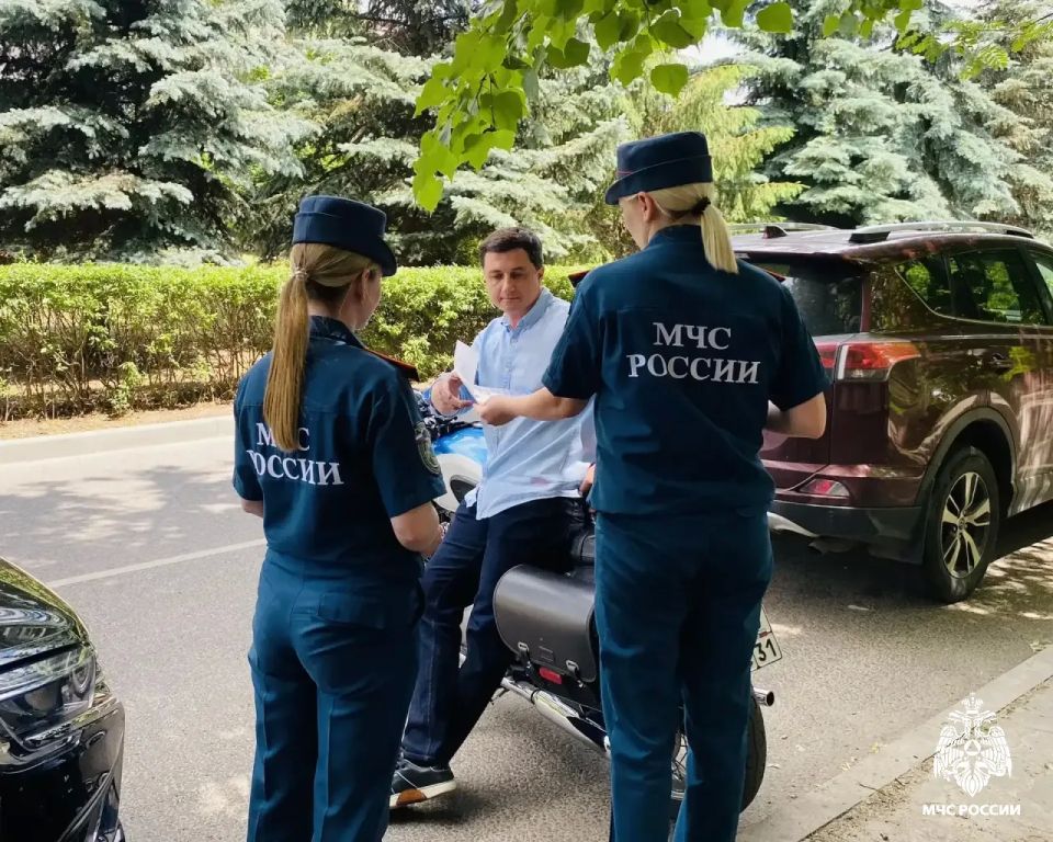 Сотрудники МЧС России приняли участие в акции «Российский триколор» Сотрудники МЧС России приняли участие в акции «Российский триколор»