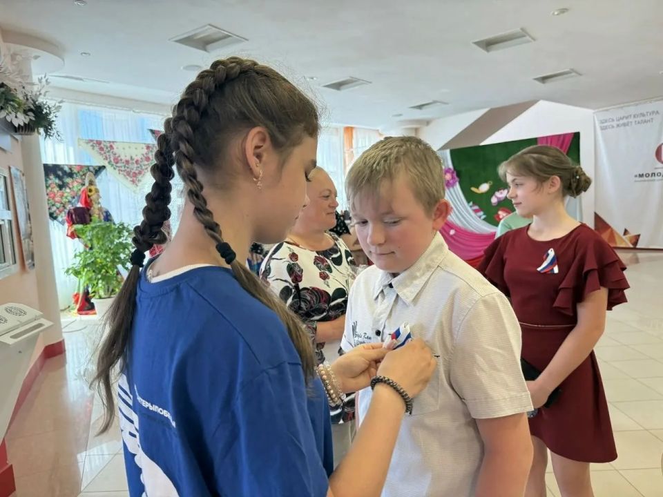 В Ракитянском округе прошла акция «Российский триколор» В Ракитянском округе прошла акция «Российский триколор»