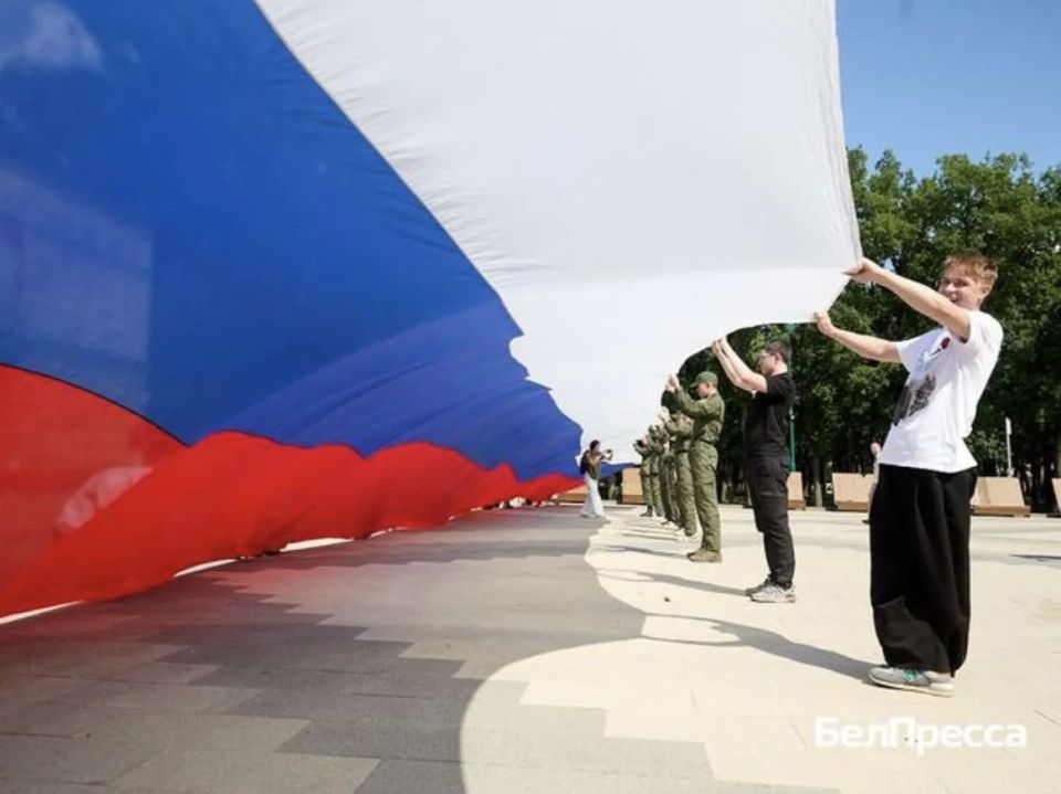 Белгородцы развернули 30-метровый триколор в парке Ленина Белгородцы развернули 30-метровый триколор в парке Ленина