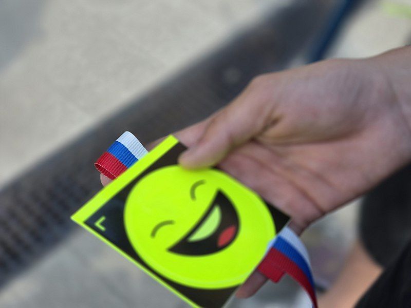 В Белгороде полицейские напомнили детям правила безопасности и вручили ленточки с триколором В Белгороде полицейские напомнили детям правила безопасности и вручили ленточки с триколором