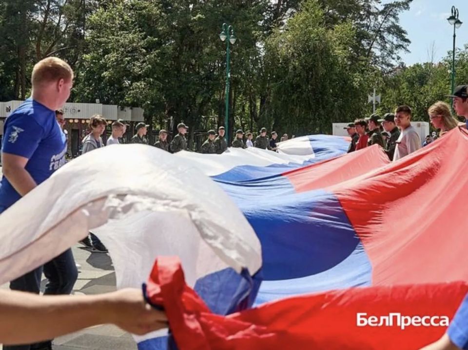 Белгородцы развернули 30-метровый триколор в парке Ленина Белгородцы развернули 30-метровый триколор в парке Ленина