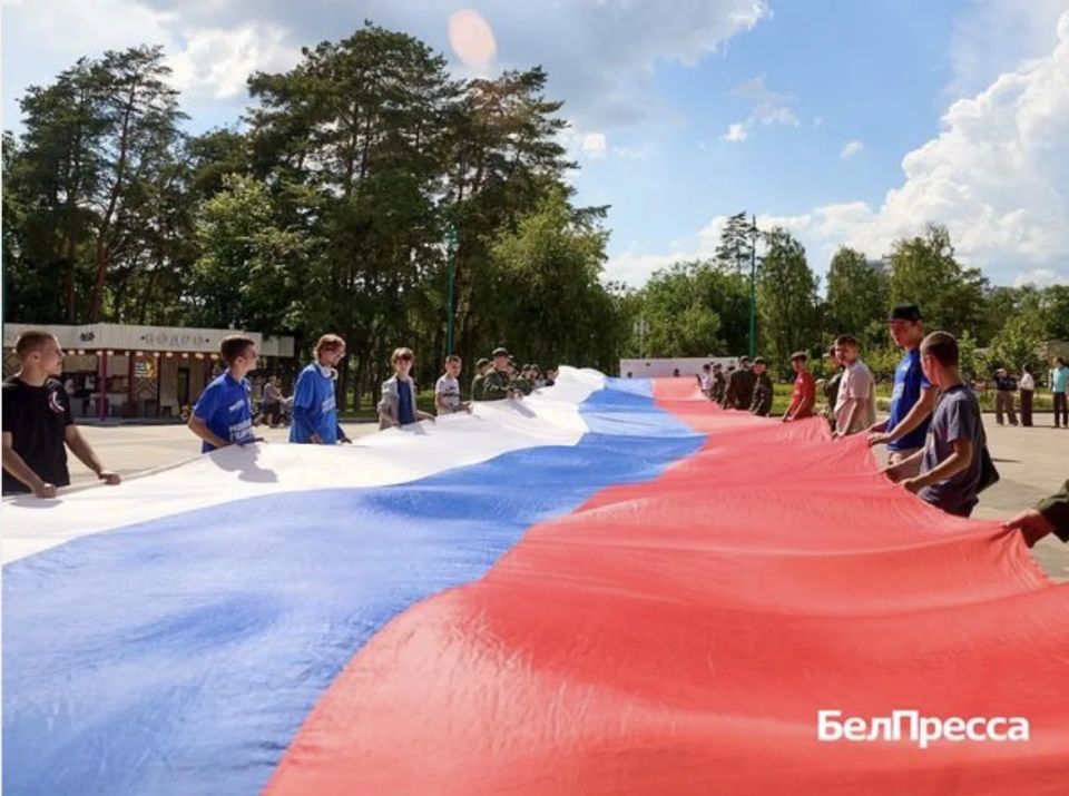 Белгородцы развернули 30-метровый триколор в парке Ленина Белгородцы развернули 30-метровый триколор в парке Ленина