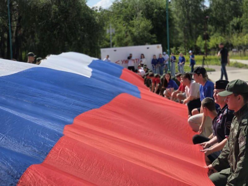 Сотрудники полиции приняли участие в патриотической акции «Триколор» Сотрудники полиции приняли участие в патриотической акции «Триколор»