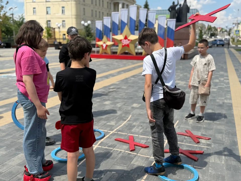Триколорный забег. На центральной площади Центра молодёжных инициатив прошло солнечное мероприятие, пропитанное летним драйвом: ребята творили, играли и смеялись Триколорный забег. На центральной площади Центра молодёжных инициатив прошло солнечное мероприятие, пропитанное летним драйвом: ребята творили, играли и смеялись