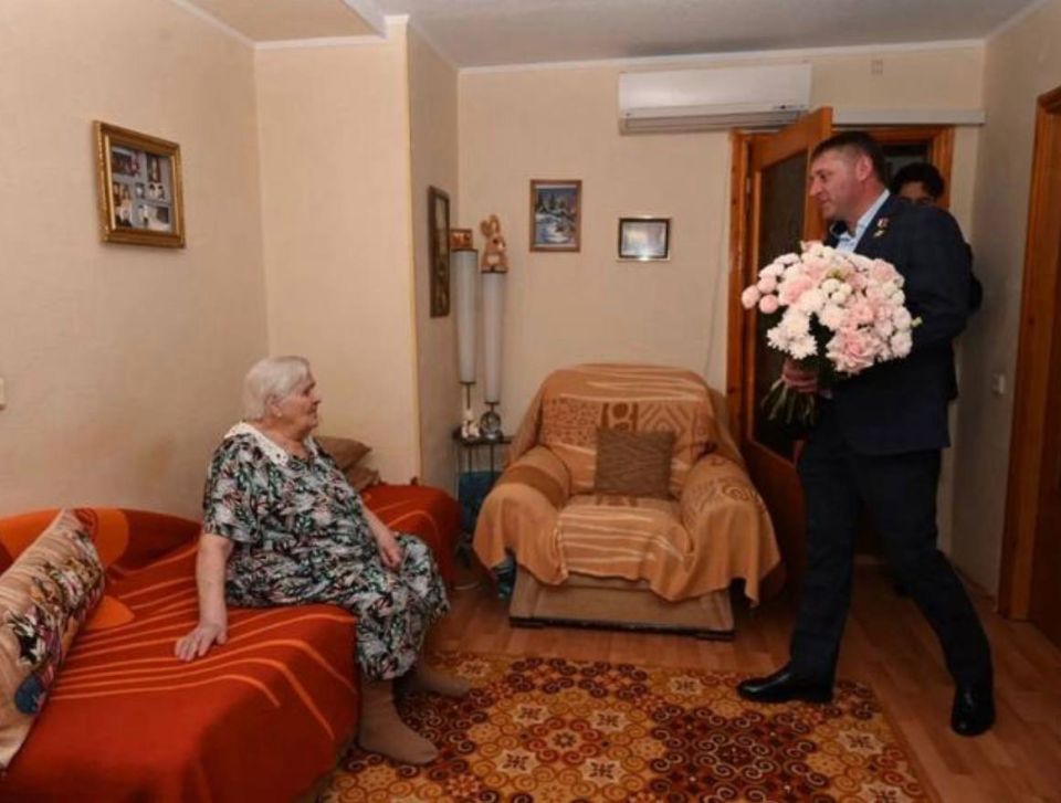 Александр Шуваев поздравил с днём рождения 100-летнюю белгородку Александр Шуваев поздравил с днём рождения 100-летнюю белгородку