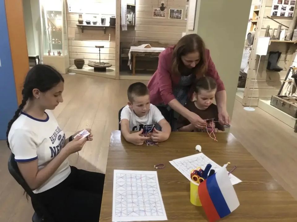 Вчера, 12 июня, в День России, в музее народной культуры говорили об одном из главных символов праздника — Государственном флаге Вчера, 12 июня, в День России, в музее народной культуры говорили об одном из главных символов праздника — Государственном флаге