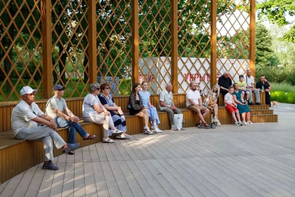 Сегодня в летнем кинотеатре центрального парка культуры и отдыха имени В. И. Ленина научной библиотекой была организована поэтическая встреча «Право Слова» Сегодня в летнем кинотеатре центрального парка культуры и отдыха имени В. И. Ленина научной библиотекой была организована поэтическая встреча «Право Слова»