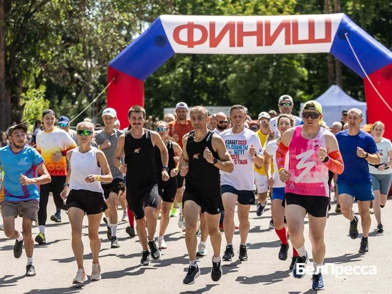 В Белгороде 250 человек отметили День России праздничным забегом В Белгороде 250 человек отметили День России праздничным забегом