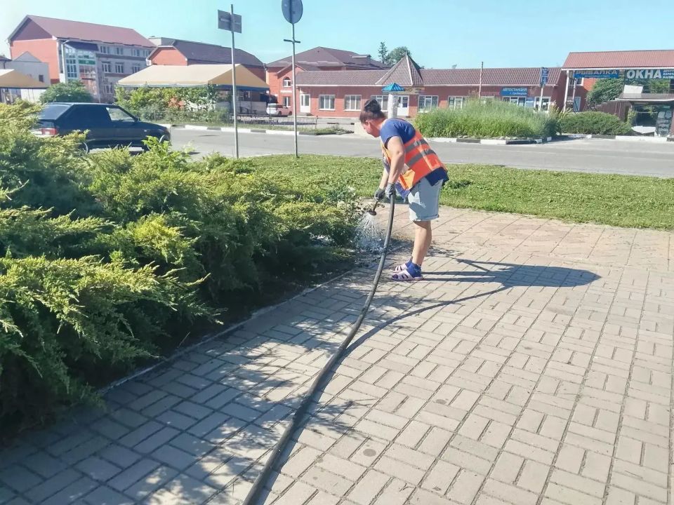 С заботой о городе. Ежедневно, с преданностью своему делу, сотрудники коммунальных служб работают над тем, чтобы наш город становился ещё более уютным, чистым и привлекательным С заботой о городе. Ежедневно, с преданностью своему делу, сотрудники коммунальных служб работают над тем, чтобы наш город становился ещё более уютным, чистым и привлекательным