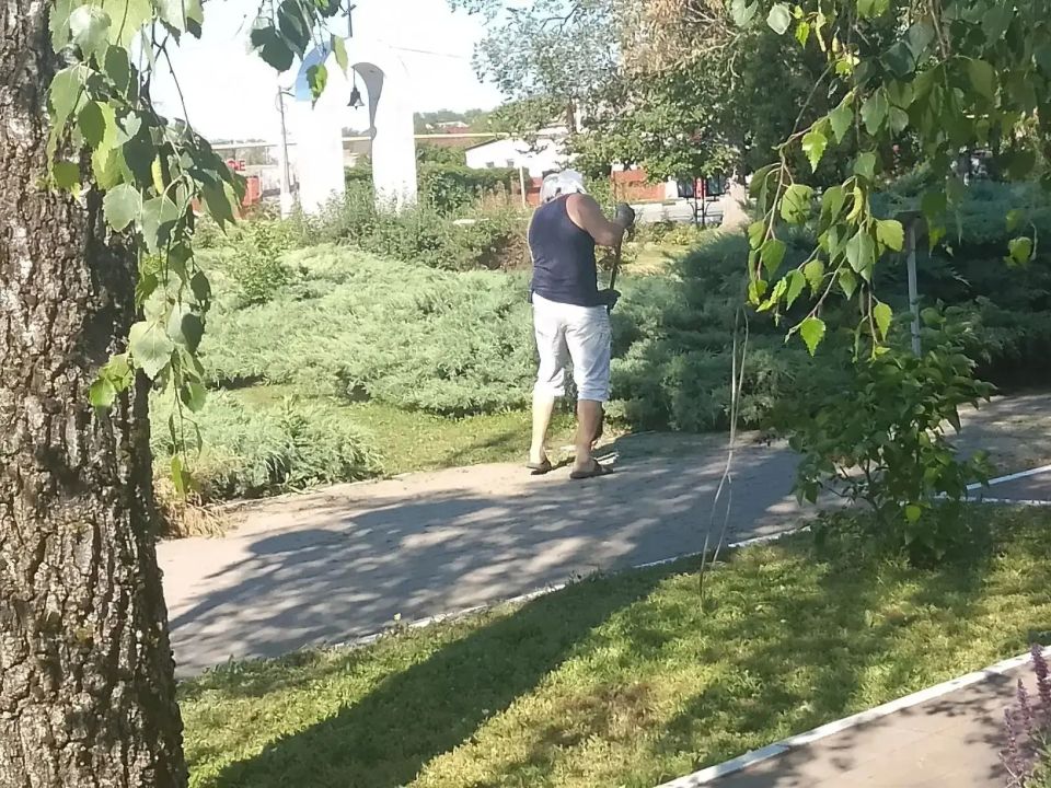 С заботой о городе. Ежедневно, с преданностью своему делу, сотрудники коммунальных служб работают над тем, чтобы наш город становился ещё более уютным, чистым и привлекательным С заботой о городе. Ежедневно, с преданностью своему делу, сотрудники коммунальных служб работают над тем, чтобы наш город становился ещё более уютным, чистым и привлекательным