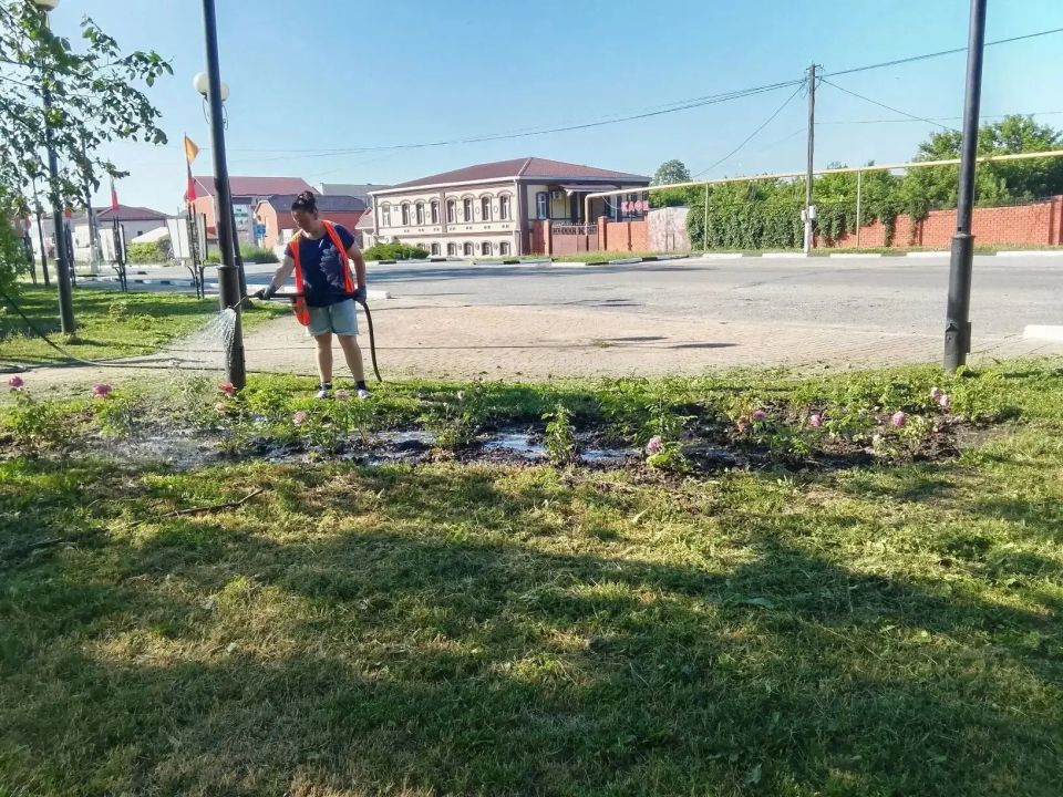 С заботой о городе. Ежедневно, с преданностью своему делу, сотрудники коммунальных служб работают над тем, чтобы наш город становился ещё более уютным, чистым и привлекательным С заботой о городе. Ежедневно, с преданностью своему делу, сотрудники коммунальных служб работают над тем, чтобы наш город становился ещё более уютным, чистым и привлекательным