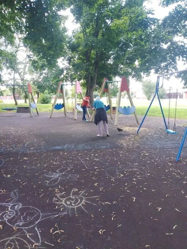 С заботой о городе. Ежедневно, с преданностью своему делу, сотрудники коммунальных служб работают над тем, чтобы наш город становился ещё более уютным, чистым и привлекательным С заботой о городе. Ежедневно, с преданностью своему делу, сотрудники коммунальных служб работают над тем, чтобы наш город становился ещё более уютным, чистым и привлекательным