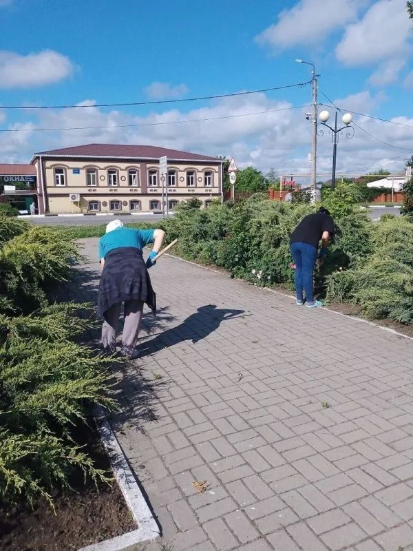 С заботой о городе. Ежедневно, с преданностью своему делу, сотрудники коммунальных служб работают над тем, чтобы наш город становился ещё более уютным, чистым и привлекательным С заботой о городе. Ежедневно, с преданностью своему делу, сотрудники коммунальных служб работают над тем, чтобы наш город становился ещё более уютным, чистым и привлекательным
