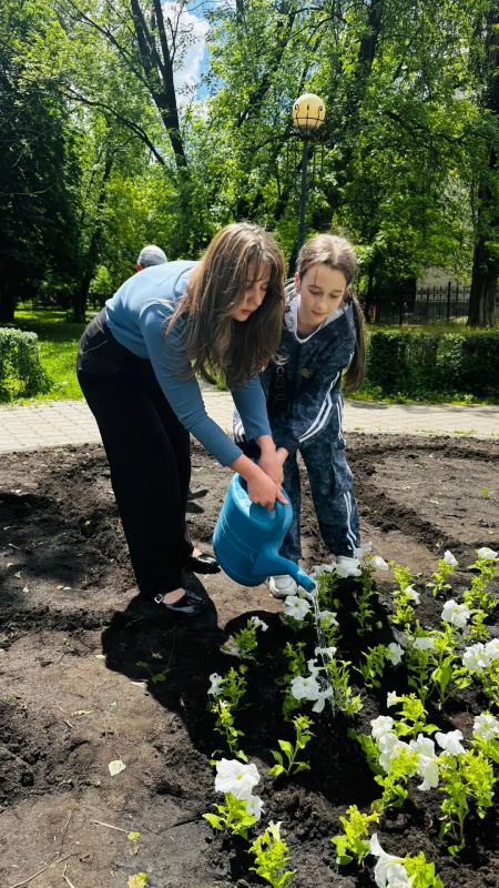 В гостях у «Зеленстроя». В Старом Осколе стартовал проект «Зеленстрой: профессии в лицах или история одной клумбы» В гостях у «Зеленстроя». В Старом Осколе стартовал проект «Зеленстрой: профессии в лицах или история одной клумбы»