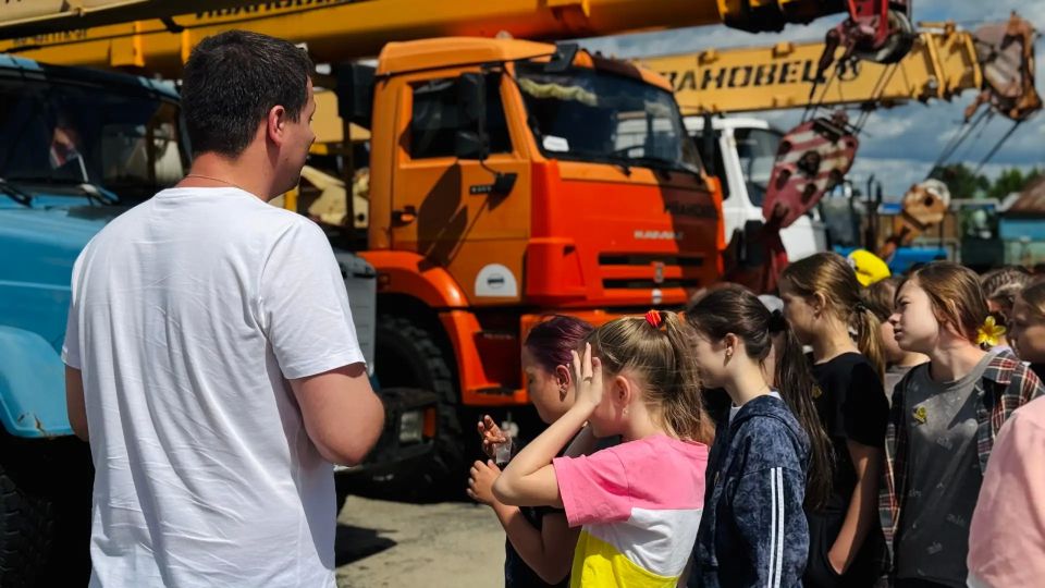 В гостях у «Зеленстроя». В Старом Осколе стартовал проект «Зеленстрой: профессии в лицах или история одной клумбы» В гостях у «Зеленстроя». В Старом Осколе стартовал проект «Зеленстрой: профессии в лицах или история одной клумбы»