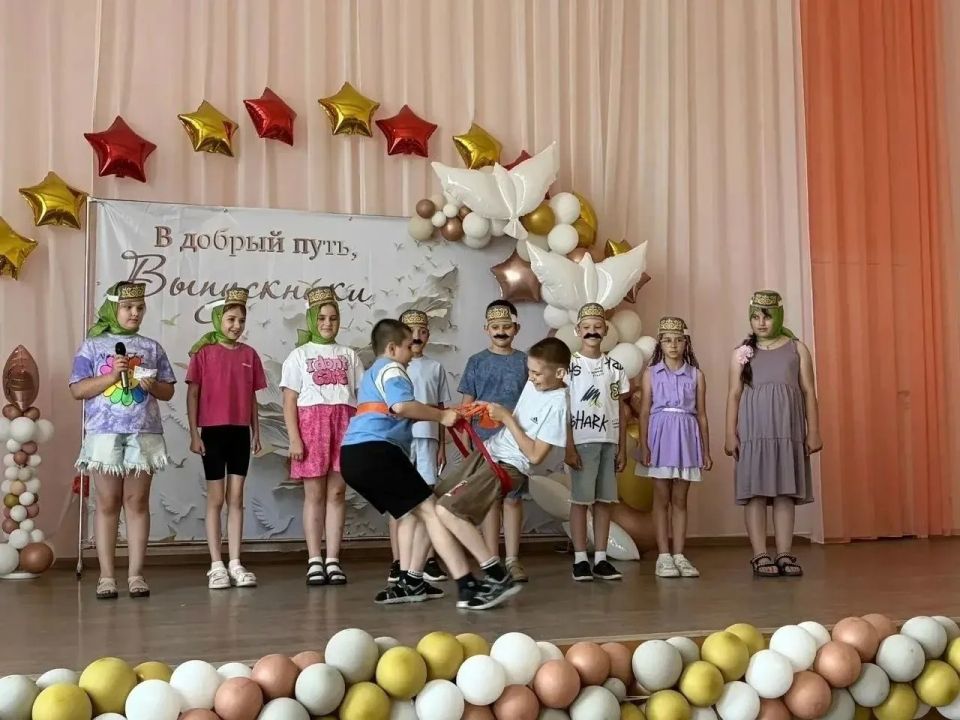 Дорогие друзья! Хотим рассказать вам о том, как наши дети из Ровеньского муниципального округа проводят лето Дорогие друзья! Хотим рассказать вам о том, как наши дети из Ровеньского муниципального округа проводят лето