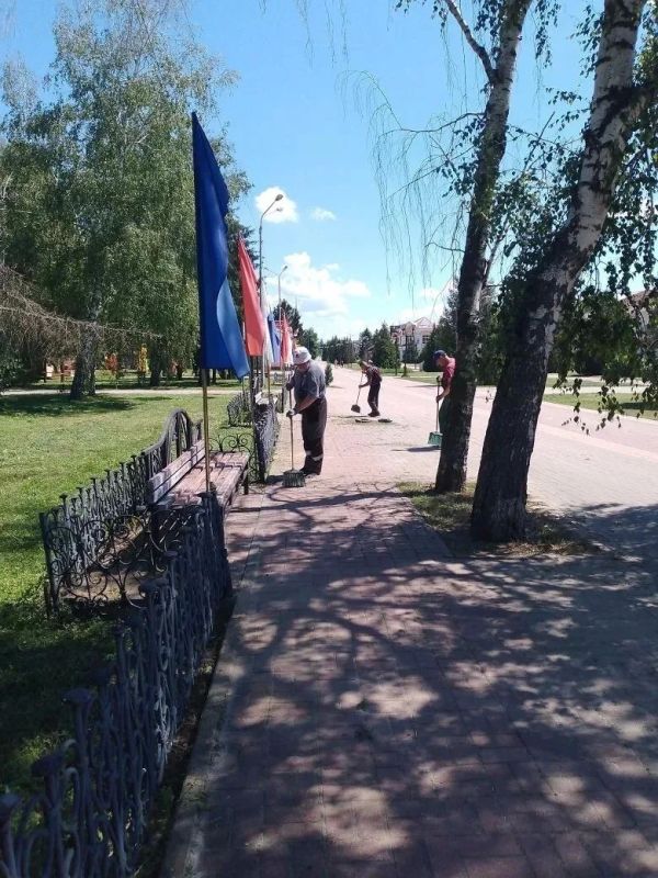 С заботой о городе. Ежедневно, с преданностью своему делу, сотрудники коммунальных служб работают над тем, чтобы наш город становился ещё более уютным, чистым и привлекательным С заботой о городе. Ежедневно, с преданностью своему делу, сотрудники коммунальных служб работают над тем, чтобы наш город становился ещё более уютным, чистым и привлекательным