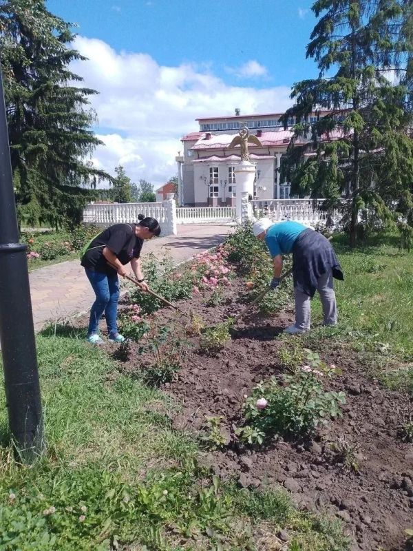 С заботой о городе. Ежедневно, с преданностью своему делу, сотрудники коммунальных служб работают над тем, чтобы наш город становился ещё более уютным, чистым и привлекательным С заботой о городе. Ежедневно, с преданностью своему делу, сотрудники коммунальных служб работают над тем, чтобы наш город становился ещё более уютным, чистым и привлекательным