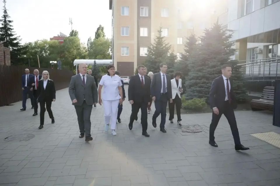 Александр Шуваев вместе с полпредом Президента РФ в ЦФО Игорем Щёголевым осмотрели обновлённую поликлинику №7 в Белгороде Александр Шуваев вместе с полпредом Президента РФ в ЦФО Игорем Щёголевым осмотрели обновлённую поликлинику №7 в Белгороде