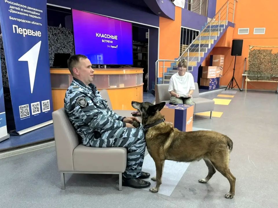 Андрей Миськов: Накануне профессионального праздника «День кинолога» в Добро.Центр приехали почётные гости - сотрудник ОМВД России «Новооскольский» старший сержант полиции Руслан Алексеевич Белозерских и его верный... Андрей Миськов: Накануне профессионального праздника «День кинолога» в Добро.Центр приехали почётные гости - сотрудник ОМВД России «Новооскольский» старший сержант полиции Руслан Алексеевич Белозерских и его верный...