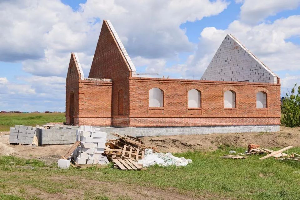 Белгородские энергетики подключили к сетям строящийся храм в Новосадовом Белгородские энергетики подключили к сетям строящийся храм в Новосадовом