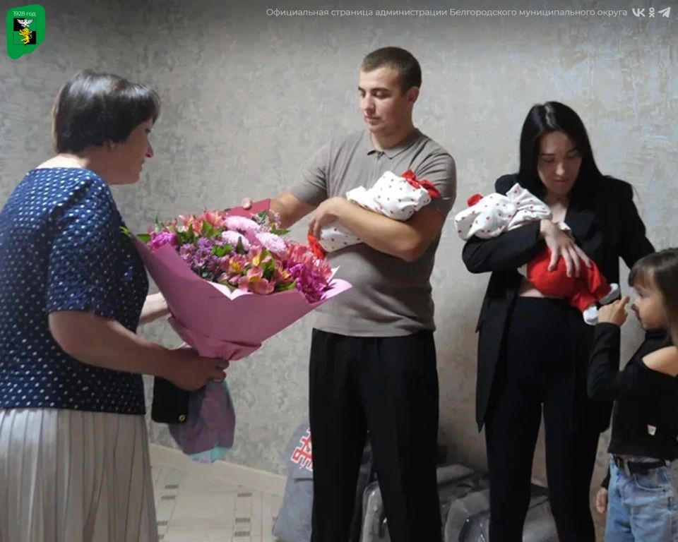 Семье из Пушкарного в честь рождения двойни вручили двухместную коляску-трансформер Семье из Пушкарного в честь рождения двойни вручили двухместную коляску-трансформер