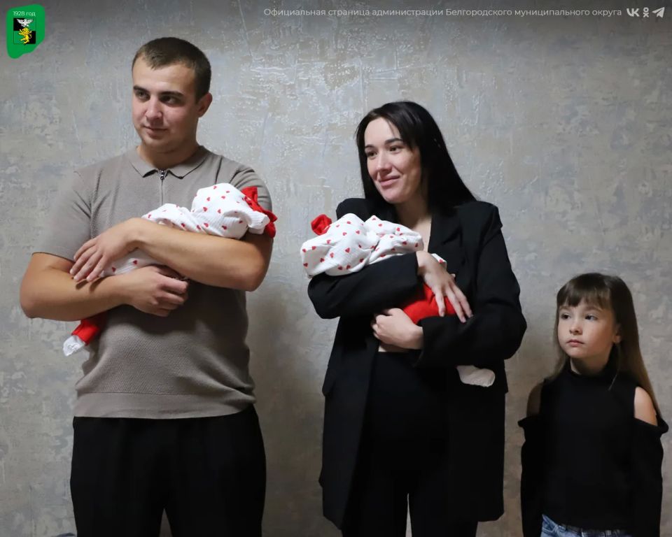 Семье из Пушкарного в честь рождения двойни вручили двухместную коляску-трансформер Семье из Пушкарного в честь рождения двойни вручили двухместную коляску-трансформер