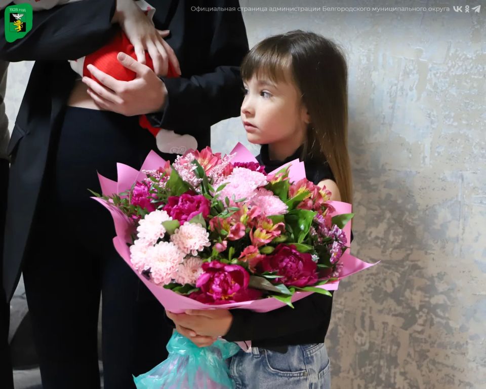 Семье из Пушкарного в честь рождения двойни вручили двухместную коляску-трансформер Семье из Пушкарного в честь рождения двойни вручили двухместную коляску-трансформер