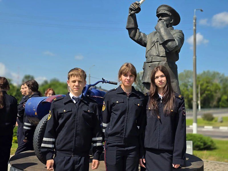 Урок мужества и истории: в Белгороде полицейские провели занятие для подростков у памятника Павлу Гречихину Урок мужества и истории: в Белгороде полицейские провели занятие для подростков у памятника Павлу Гречихину