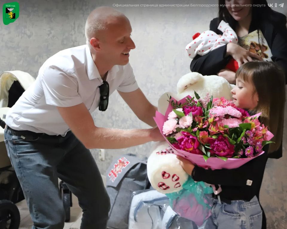 Семье из Пушкарного в честь рождения двойни вручили двухместную коляску-трансформер Семье из Пушкарного в честь рождения двойни вручили двухместную коляску-трансформер