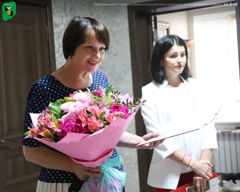 Семье из Пушкарного в честь рождения двойни вручили двухместную коляску-трансформер Семье из Пушкарного в честь рождения двойни вручили двухместную коляску-трансформер
