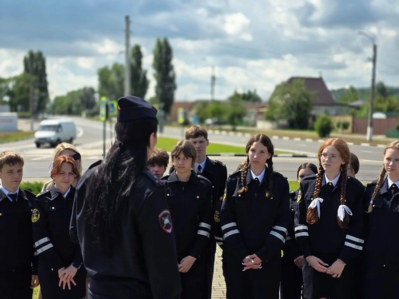 Урок мужества и истории: в Белгороде полицейские провели занятие для подростков у памятника Павлу Гречихину Урок мужества и истории: в Белгороде полицейские провели занятие для подростков у памятника Павлу Гречихину