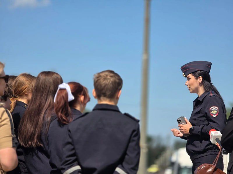 Урок мужества и истории: в Белгороде полицейские провели занятие для подростков у памятника Павлу Гречихину Урок мужества и истории: в Белгороде полицейские провели занятие для подростков у памятника Павлу Гречихину