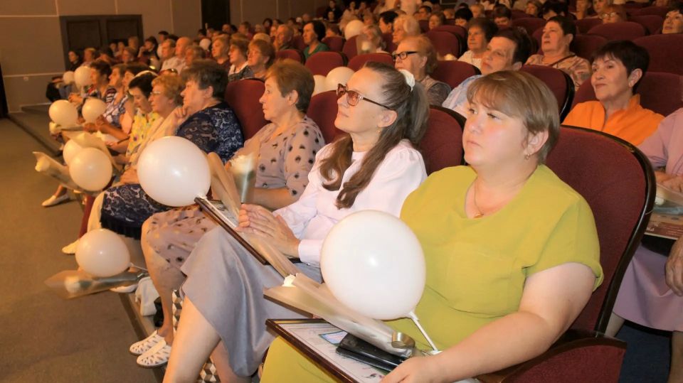 Андрей Миськов: Сегодня в Центре культурного развития «Оскол» мы говорили слова, которые, на мой взгляд, никогда не могут быть сказаны до конца - слова благодарности нашим медицинским работникам Андрей Миськов: Сегодня в Центре культурного развития «Оскол» мы говорили слова, которые, на мой взгляд, никогда не могут быть сказаны до конца - слова благодарности нашим медицинским работникам