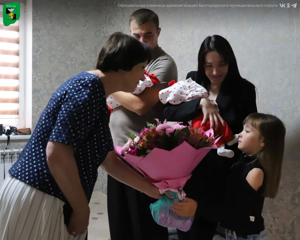 Семье из Пушкарного в честь рождения двойни вручили двухместную коляску-трансформер Семье из Пушкарного в честь рождения двойни вручили двухместную коляску-трансформер