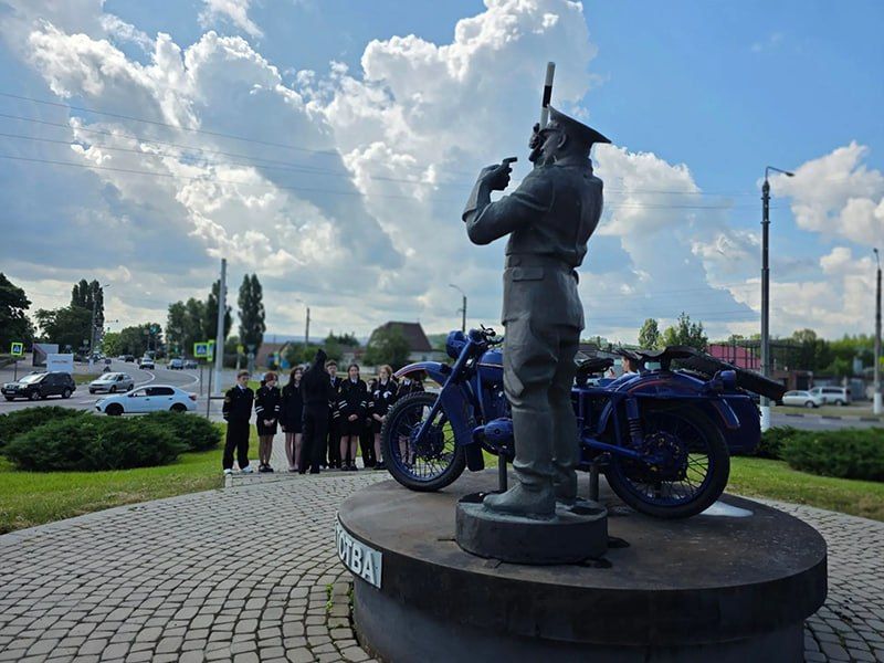 Урок мужества и истории: в Белгороде полицейские провели занятие для подростков у памятника Павлу Гречихину Урок мужества и истории: в Белгороде полицейские провели занятие для подростков у памятника Павлу Гречихину