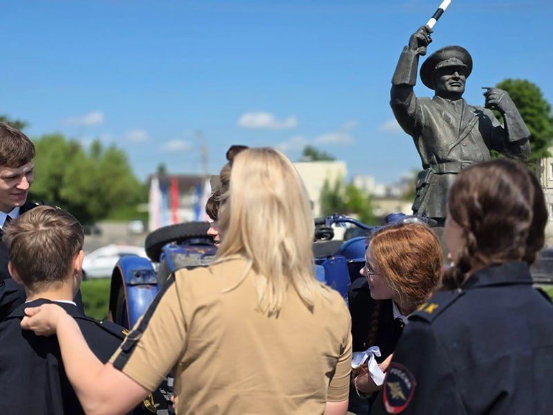 Урок мужества и истории: в Белгороде полицейские провели занятие для подростков у памятника Павлу Гречихину Урок мужества и истории: в Белгороде полицейские провели занятие для подростков у памятника Павлу Гречихину